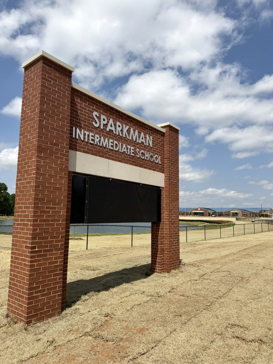 RepHeathJones's tweet photo. The landscaping surrounding Sparkman Intermediate School is coming together nicely! It’s amazing to see how the addition of new trees, shrubbery, sod, and mulch has further enhanced the campus’s visual appeal! 

#MCSSDistrict4 https://t.co/oBD8yMRxnR