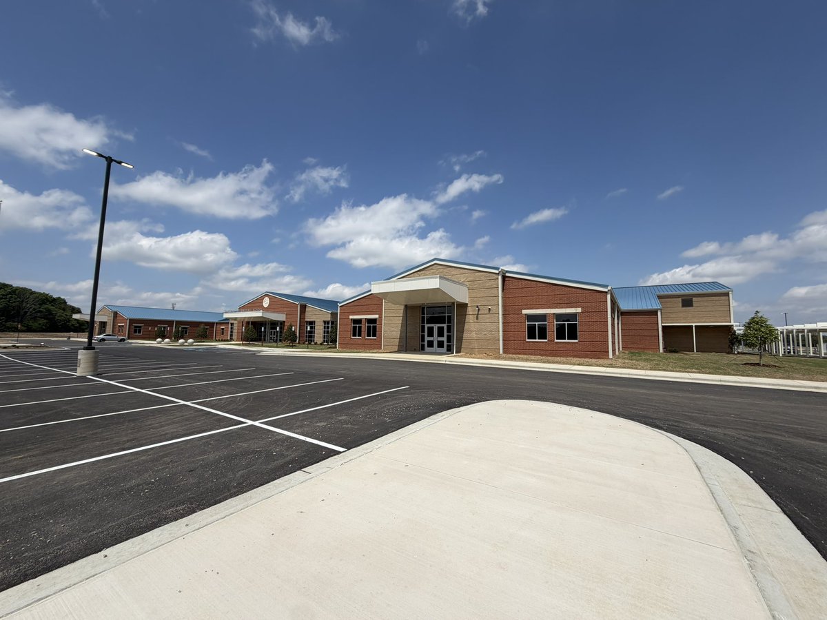 RepHeathJones's tweet photo. The landscaping surrounding Sparkman Intermediate School is coming together nicely! It’s amazing to see how the addition of new trees, shrubbery, sod, and mulch has further enhanced the campus’s visual appeal! 

#MCSSDistrict4 https://t.co/oBD8yMRxnR