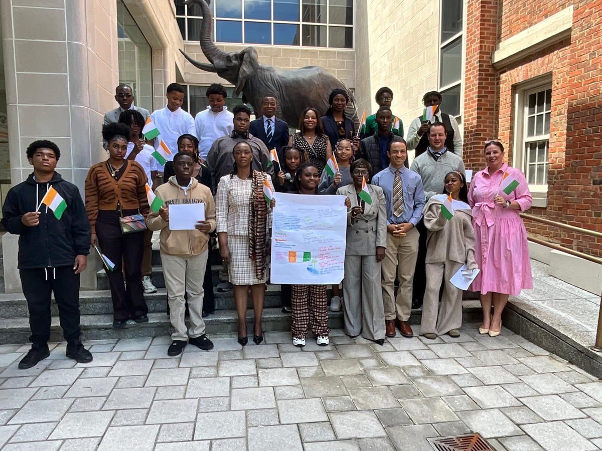 IvoryCoastUS's tweet photo. Le lundi 27 avril 2026 , près d’une trentaine d’élèves de New Town High School de Baltimore ont visité l’Ambassade de Côte d’Ivoire à Washington, DC pour découvrir l’histoire et la culture ivoirienne

#newtownhighschool
#Washington
#diaspora #cotedivoire https://t.co/pgTc0eZIvk