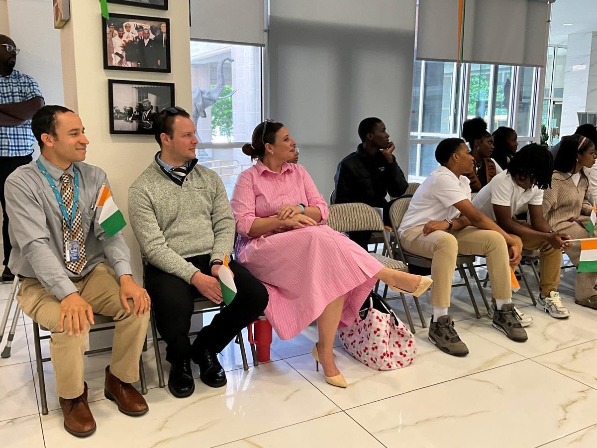 IvoryCoastUS's tweet photo. Le lundi 27 avril 2026 , près d’une trentaine d’élèves de New Town High School de Baltimore ont visité l’Ambassade de Côte d’Ivoire à Washington, DC pour découvrir l’histoire et la culture ivoirienne

#newtownhighschool
#Washington
#diaspora #cotedivoire https://t.co/pgTc0eZIvk
