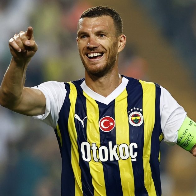 mbk3933's tweet photo. Fenerbahçenin değerini bilemediği insanlara baksana. Yazık, çok yazık. https://t.co/9DL3uoPS2t