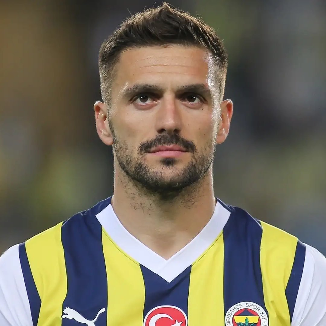 mbk3933's tweet photo. Fenerbahçenin değerini bilemediği insanlara baksana. Yazık, çok yazık. https://t.co/9DL3uoPS2t