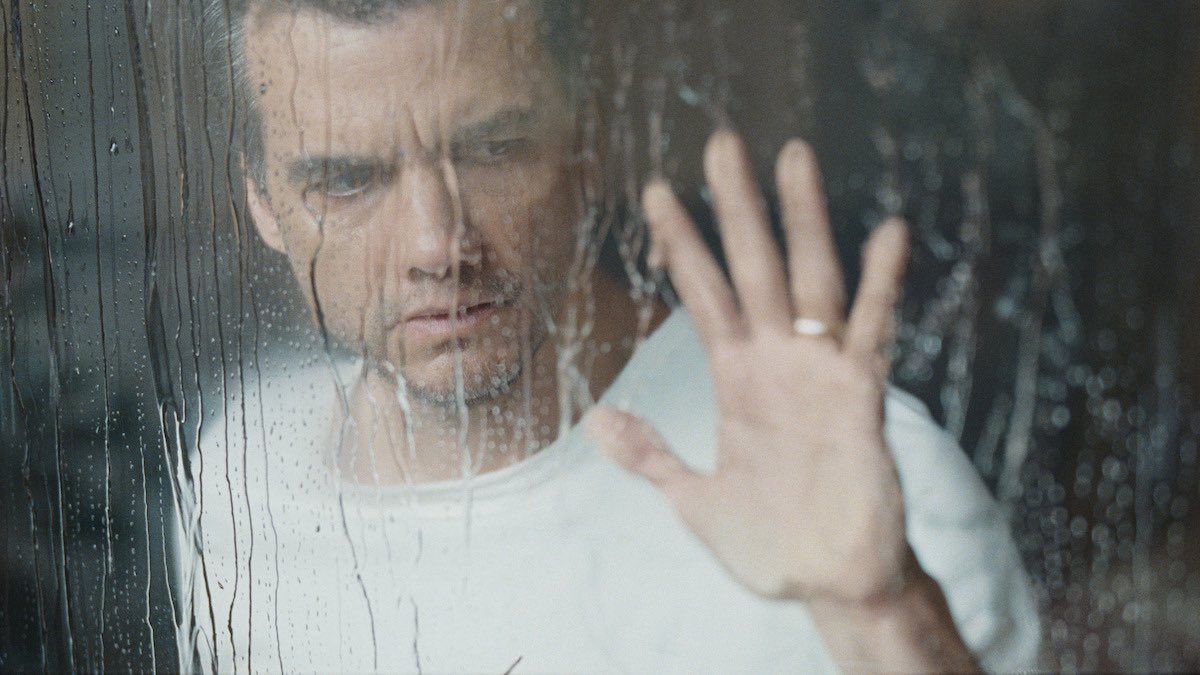 FilmUpdates's tweet image. First look at Louis Leterrier’s sci-fi thriller ‘THE LAST HOUSE’ starring Greta Lee and Wagner Moura.

A family mysteriously sealed inside their home must fight dwindling resources and an unknown threat to survive.

Premiering August 7 on Netflix.