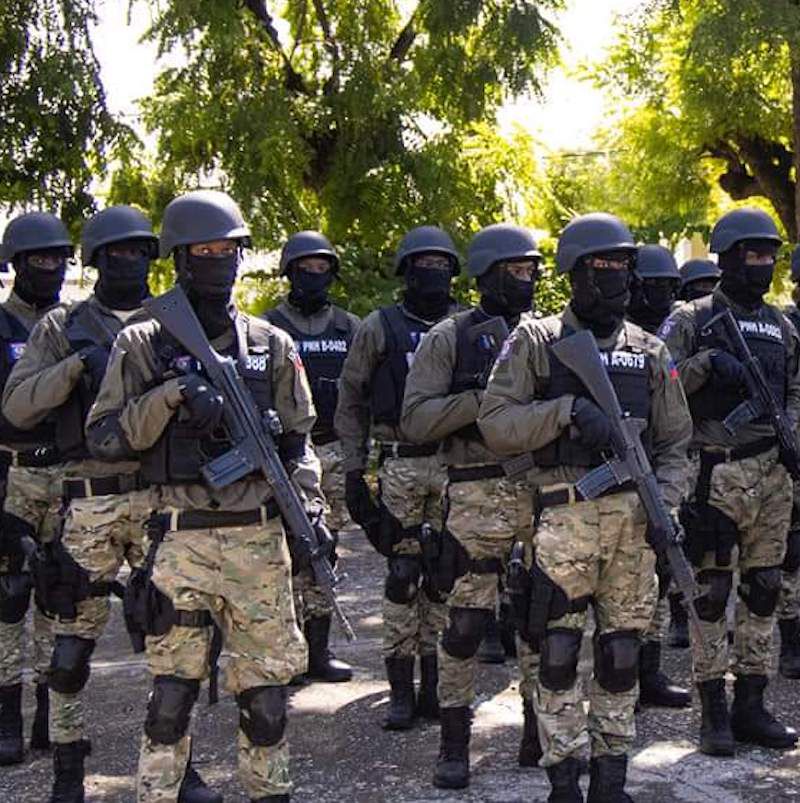dkenson7's tweet photo. Les quatre policiers interpellés au commissariat de Delmas ont été libérés et transférés à l’Inspection générale pour des mesures conservatoires. Ils contestent toute faute et réclament la restitution de leurs armes. Le SYNAPOHA dit suivre le dossier de près. https://t.co/mVhScxKsTw