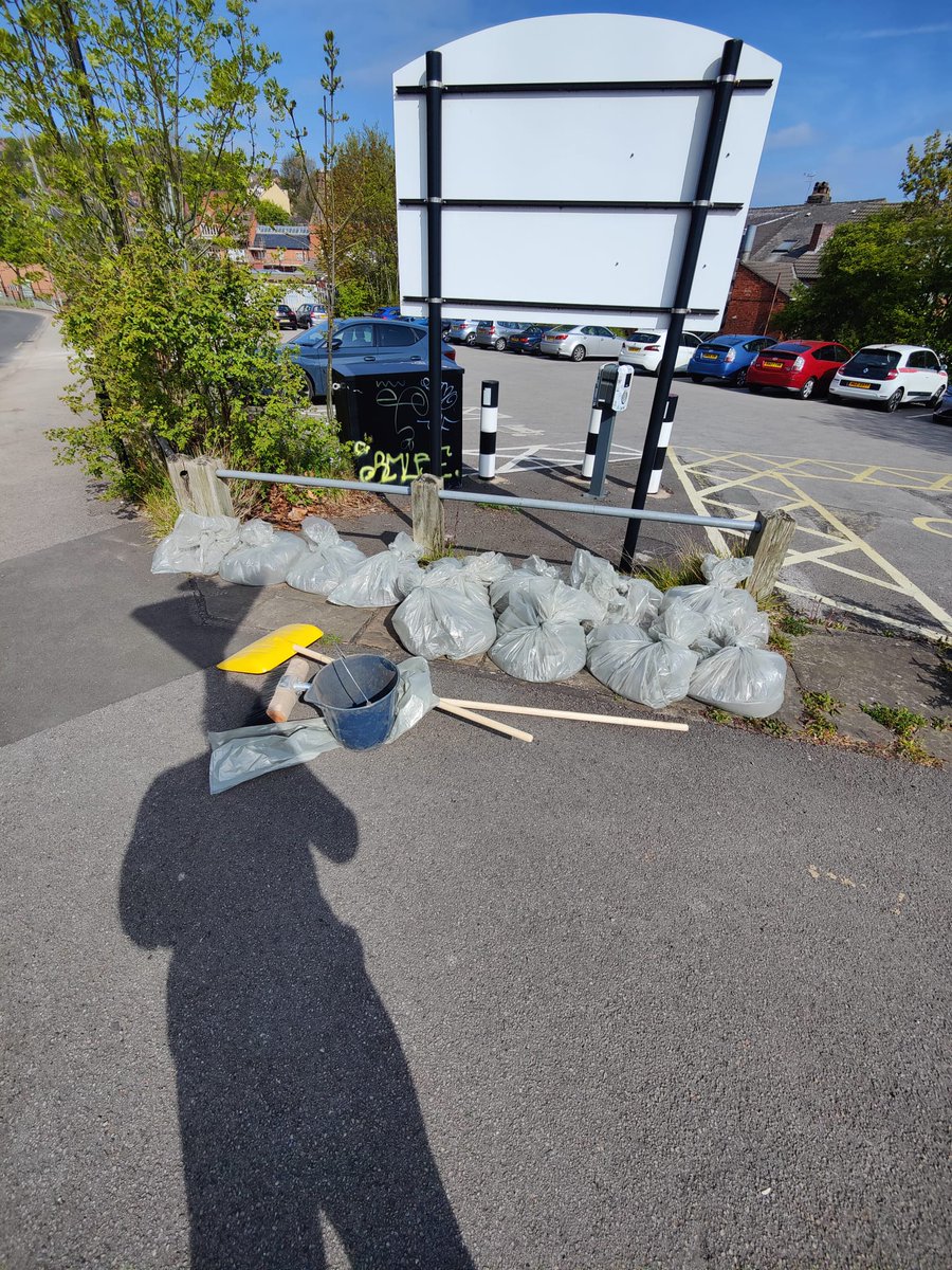 lfgsheffield's tweet image. @robadob cleared 12 buckets of gravel left blocking drains and causing issues for residents.

After reporting it and getting nowhere, he just got on with it.

Sheffield deserves systems that actually deliver.

Get involved 👇
#LFGSheffield #Sheffield #lfg