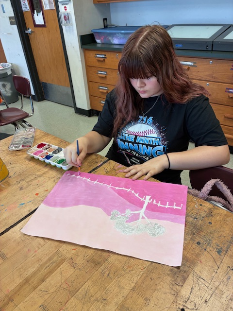 CheektowagaMS's tweet photo. Ms. Hallmark’s 6th grade artists wrapped up their weaving unit last week—learning how to set up a loom and create unique patterns with new techniques. Meanwhile, 8th graders are exploring atmospheric perspective and bringing landscapes to life with acrylic paint. https://t.co/7UlCbD7qYn