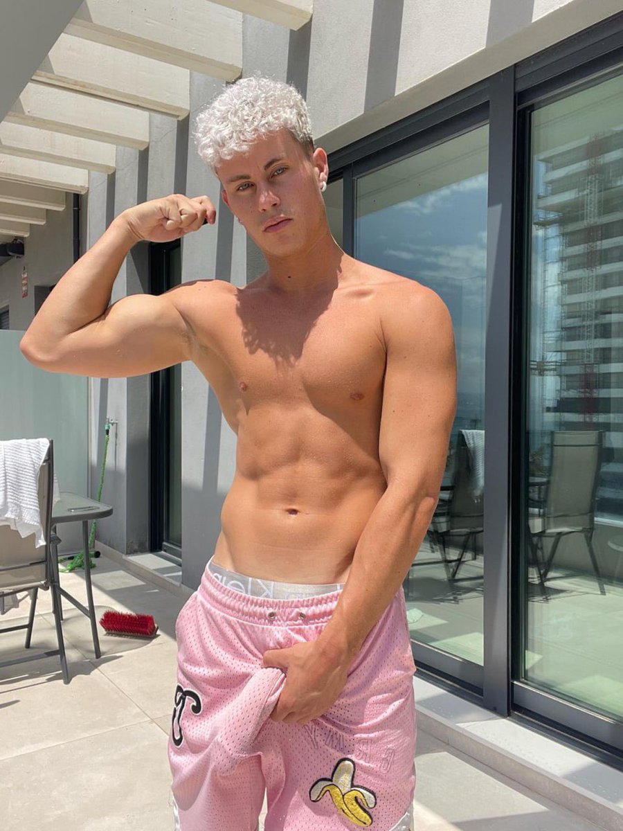 your favorite Julien boy 😏 tweet media