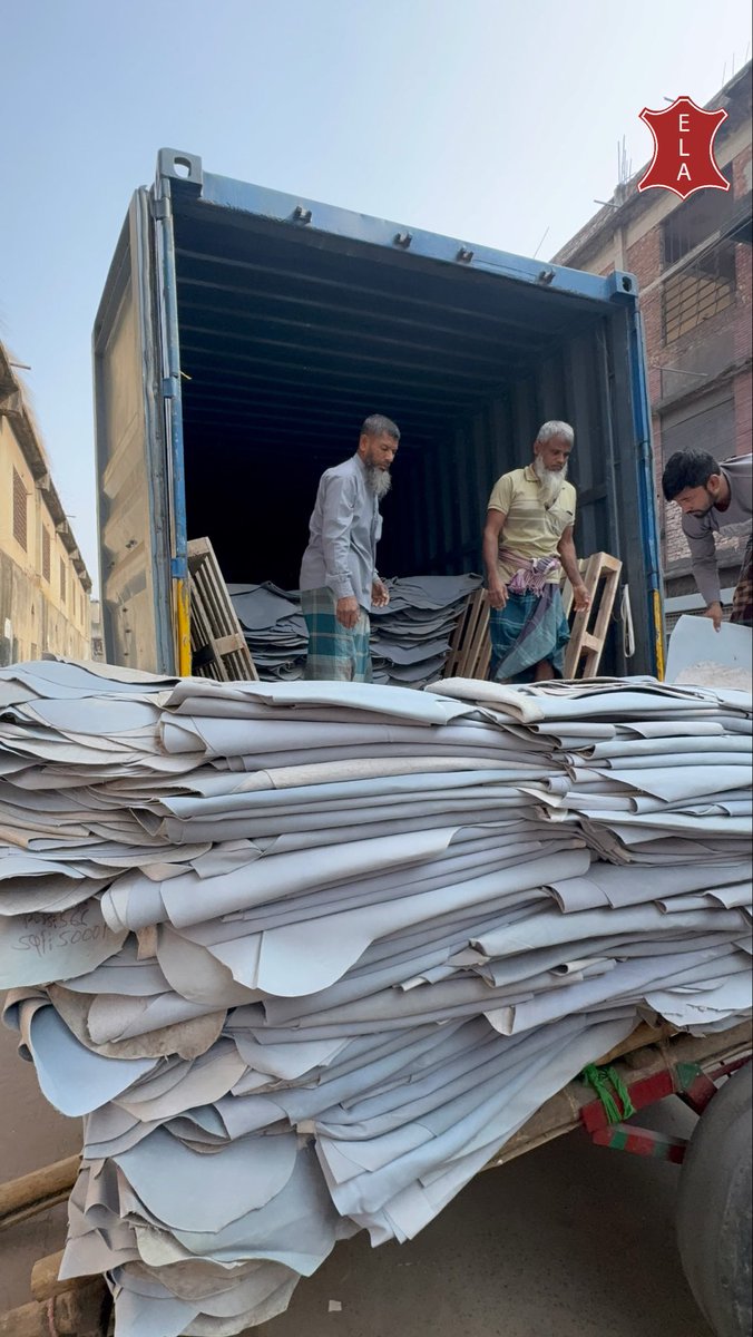 LeatherAgency's tweet image. Truck loading: Cow wb split leather for suede quality.

#leather #tannery #splitleather #truckloading #suedeleather