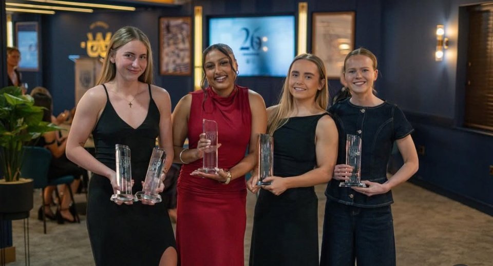 HerGameToo_WBA's tweet image. Congratulations to our @WBAWomen winners! 🏆

Players POTS and GOTS - @moniique_olivia 
Supporters POTS - @simranjhamat10 
Young POTS - @EllaHaughey
Top Goalscorer - @Phoebe_Warner4 

Congratulations girls! 💙💛

#WBA #HerGameToo #HGT