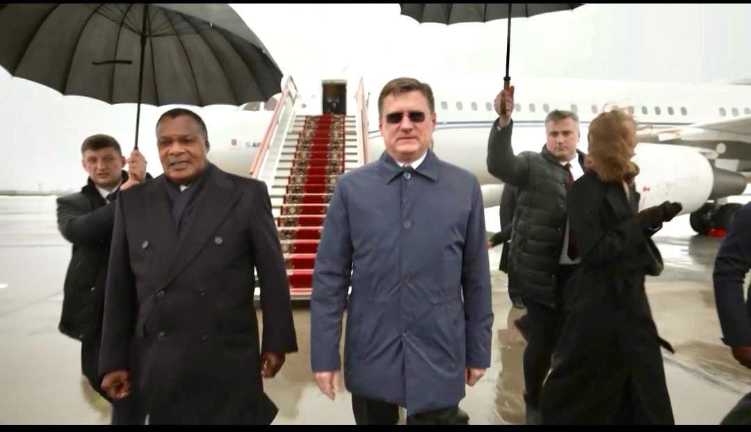 PR_Congo's tweet photo. Coopération Congo-Russie  |
À l’invitation du Président russe, Vladimir Poutine, le Chef de l’Etat, @SassouNGuesso_ , a foulé le sol russe, ce Mardi 28 avril 2026, pour une visite d’Etat. 
Le programme prévoit, ce 29 avril 2026, une rencontre au sommet entre les deux Chefs d’Etat, suivie d’une réunion entre les  deux délégations et  un déjeuner officiel au Kremlin.