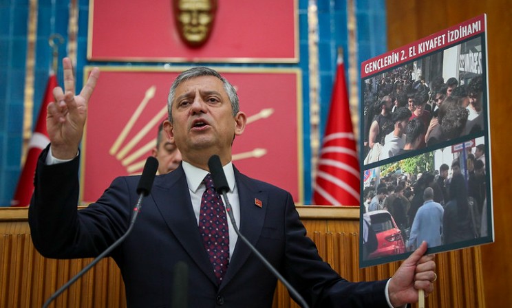 FindyNews's tweet photo. Özgür Özel, Cumhuriyetin Kurumlarını Satıp Parasını Faize Yedirdiler - Eti Haber https://t.co/8e2iiHmGJ4 https://t.co/Dr8A3eeAJR