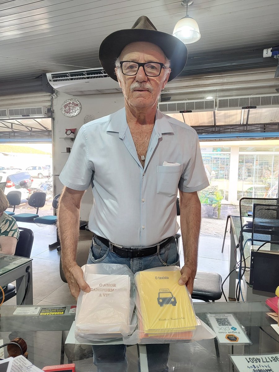 Pra manter meus livros sempre disponíveis, peguei hoje mais uma remessa na gráfica.