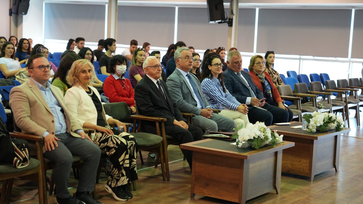 izmirdemokrasi1's tweet photo. Diplomasi Söyleşileri Serisine Büyükelçi Şakir Fakılı Konuk Oldu

İzmir Demokrasi Üniversitesi tarafından düzenlenen “Demokrasi’de Diplomasi Söyleşileri” kapsamında Emekli Büyükelçi Şakir Fakılı öğrenciler ve akademisyenlerle bir araya geldi. 
Rektörlük Yerleşkesi Konferans Salonu’nda gerçekleştirilen programda diplomasi, sahadaki uygulamalarıyla ele alındı. Söyleşide meslek hayatından örneklerle diplomasi kavramını açıklayan Fakılı, büyükelçilik başta olmak üzere diplomatik görevlerde bulunacak kişilerin sahip olması gereken niteliklerine ilişkin değerlendirmelerde bulundu. Diplomaside protokolün yerini de detaylandıran Fakılı, bu alandaki temel ilkenin karşılıklılık olduğuna işaret etti. 

Farklı ülkelerde edindiği tecrübeler üzerinden Türkiye’nin uluslararası alandaki algısına da değinen Fakılı, gözlemlerini dinleyicilerle paylaşarak diplomasi pratiğinin çok boyutlu yapısına dikkat çekti. Genç diplomat adaylarına yönelik önerilerde de bulunan Fakılı, mesleki gelişim açısından düzenli okumanın önemine işaret etti. Programın devamında öğrencilerin sorularını yanıtlayan Fakılı ile katılımcılar arasında interaktif bir diyalog ortamı oluştu. 

İzmir Demokrasi Üniversitesi Rektörü Selim Karahasanoğlu’nun editörlüğünü üstlendiği Diplomasi ve Edebiyat kitabında bir makalesi yer alan Fakılı, söyleşinin sonunda kendisine yöneltilen en iyi sorunun sahibini kitapla ödüllendirdi. Fakılı, izleyiciler arasından Uluslararası İlişkiler Bölümü 4. sınıf öğrencisi Cantekin Alkoç’un sorusunu beğenerek kendisine Prof. Dr. Sina Akşin’in İstanbul Hükümetleri ve Milli Mücadele V (1921-1922) adlı eserini hediye etti. 

Program sonunda Rektör Prof. Dr. Selim Karahasanoğlu tarafından Şakir Fakılı’ya ve söyleşinin moderatörlüğünü üstlenen Dr. Öğr. Üyesi Seda Gözde Tokatlı’ya teşekkür belgesi ile özel tasarım anı tabağı takdim edildi.
#izmirdemokrasiüniversitesi