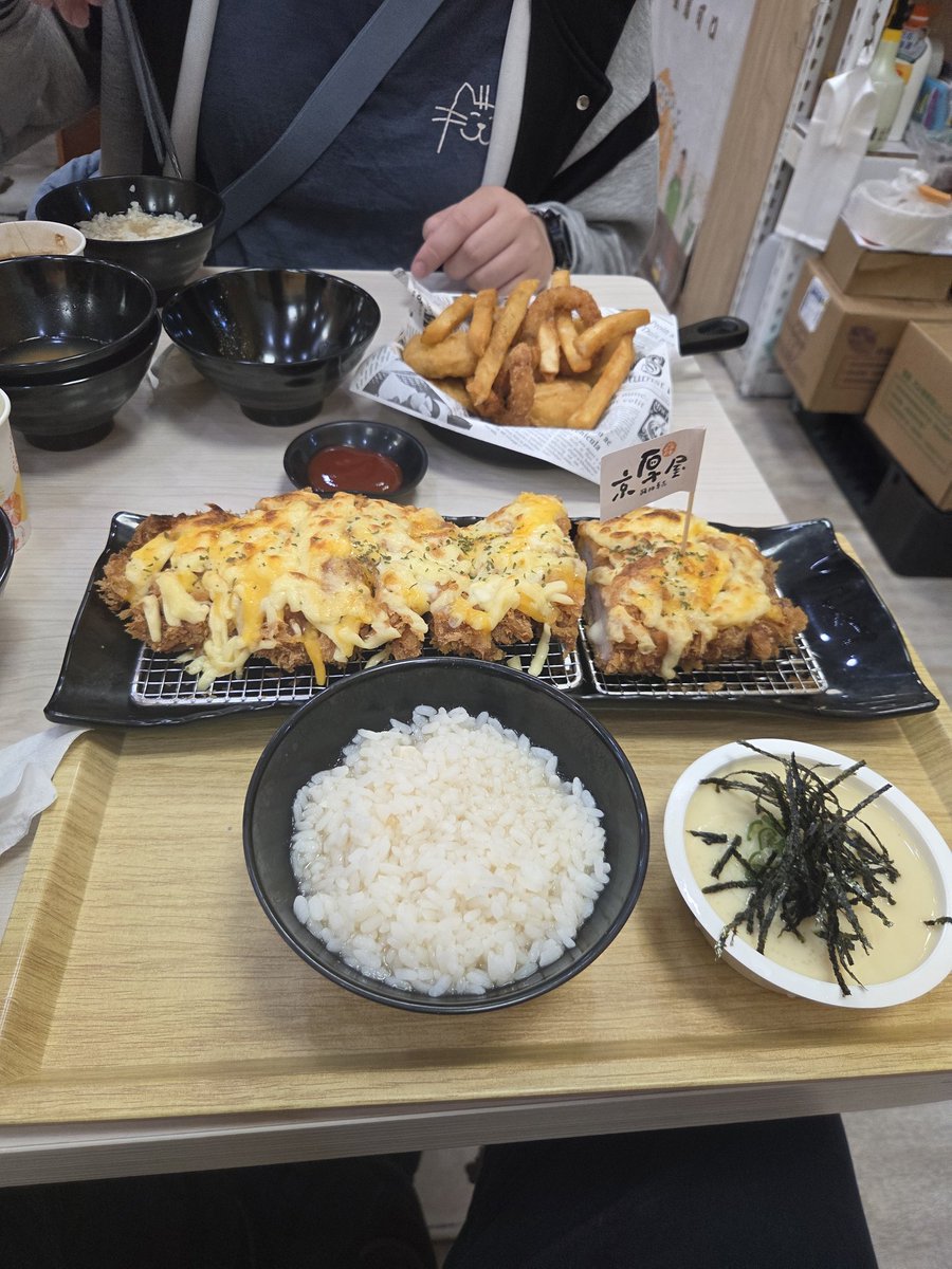 Airdrop7274's tweet photo. 看起來說豬排是30cm 但也就是兩份擺一起吧 而且起司要加60多 有點坑餒 最後那張就只是想做個飛機墜機圖 https://t.co/panEN1hBBd