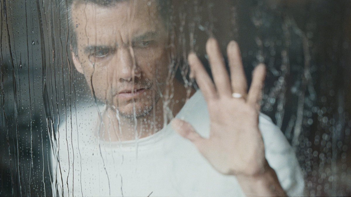 DiscussingFilm's tweet image. First look at Louis Leterrier's ‘THE LAST HOUSE’, starring Greta Lee and Wagner Moura.

The sci-fi thriller follows a family that gets mysteriously trapped in their house  with dwindling resources &amp;amp; a looming threat.

Releasing August 7 on Netflix.