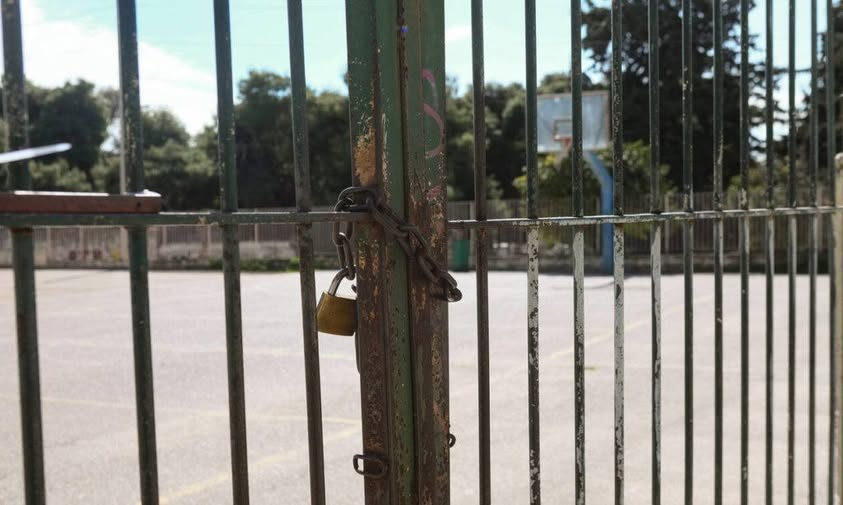 Σοκ στον Κολωνό: Νεκρή διευθύντρια σχολείου που έπεσε στο κενό από ταράτσα
focusfm.gr/sok-ston-kolon…