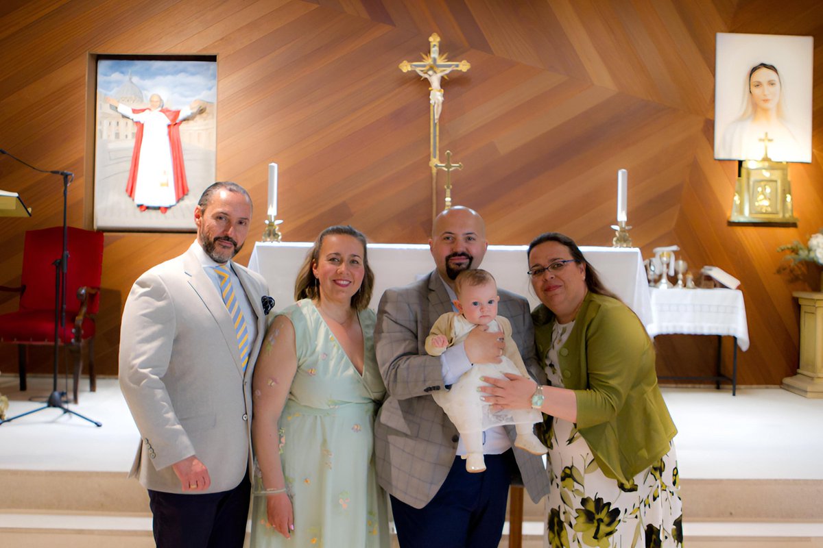 Angel_Molinero's tweet photo. Especialmente felices por el Bautismo de nuestra sobrina Catalina. También nos tendrá para seguir avanzando en su camino personal de la Fe, si así lo quiere. Muchas gracias a nuestra comunidad de SPVI Móstoles por acompañarnos en un día tan especial. https://t.co/Wb66SwAnuI