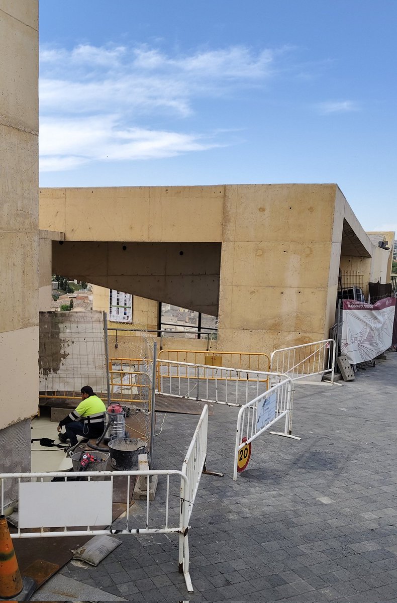 ForoToletho's tweet photo. Las obras del último tramo de las escaleras mecánicas de "El Miradero" van muy despacio y tampoco hay mucha prisa por terminarlas https://t.co/ThOCHpMvHF