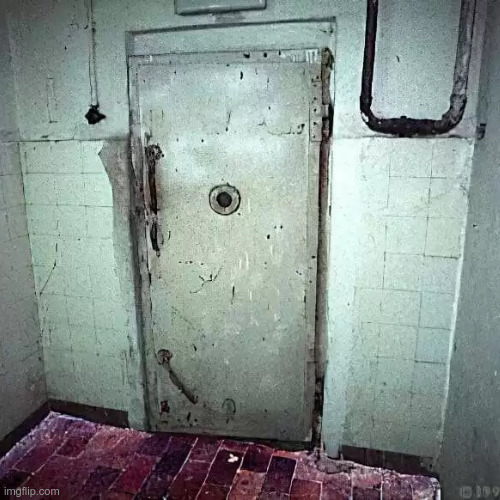 LiamOMaraIV's tweet image. It is fitting that the last victims of a #Nazi #GasChamber are from the first victims and enemies of the Nazi régime — #socialists and #communists. The final 33 Zyklon-B gas executions in #Mauthausen #ConcentrationCamp were on #ThisDayInHistory in 1945. It was liberated on 5 May.