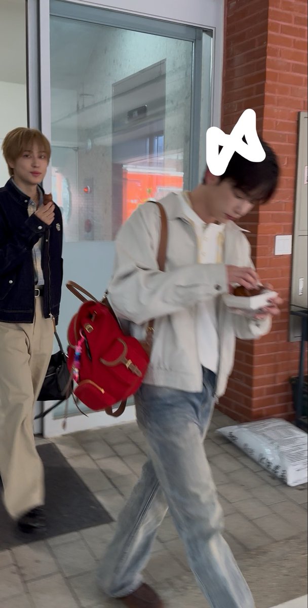 스 tweet media