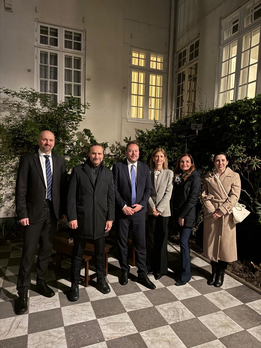 ItalyinDK's tweet photo. Ieri sera, 27 aprile, l’Ambasciatrice Giuliana Del Papa ha avuto il piacere di ospitare una delegazione di alto livello dell’OSCE Parliamentary Assembly e della Polizia danese (NSK) per una cena di lavoro. Un confronto interessante sulle sfide legate al contrasto del crimine.🤝⚖️ https://t.co/S8MhCHpW1S