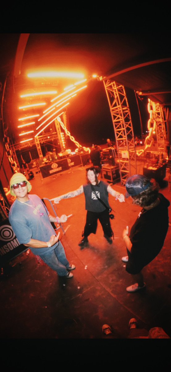 IMSOBLASTED1's tweet photo. When bass music connoisseurs walk into FK

@alisonsporerr @FieldzOfficial @TrillaTriz @gooddub_bmc https://t.co/eO5xqQ8DWz