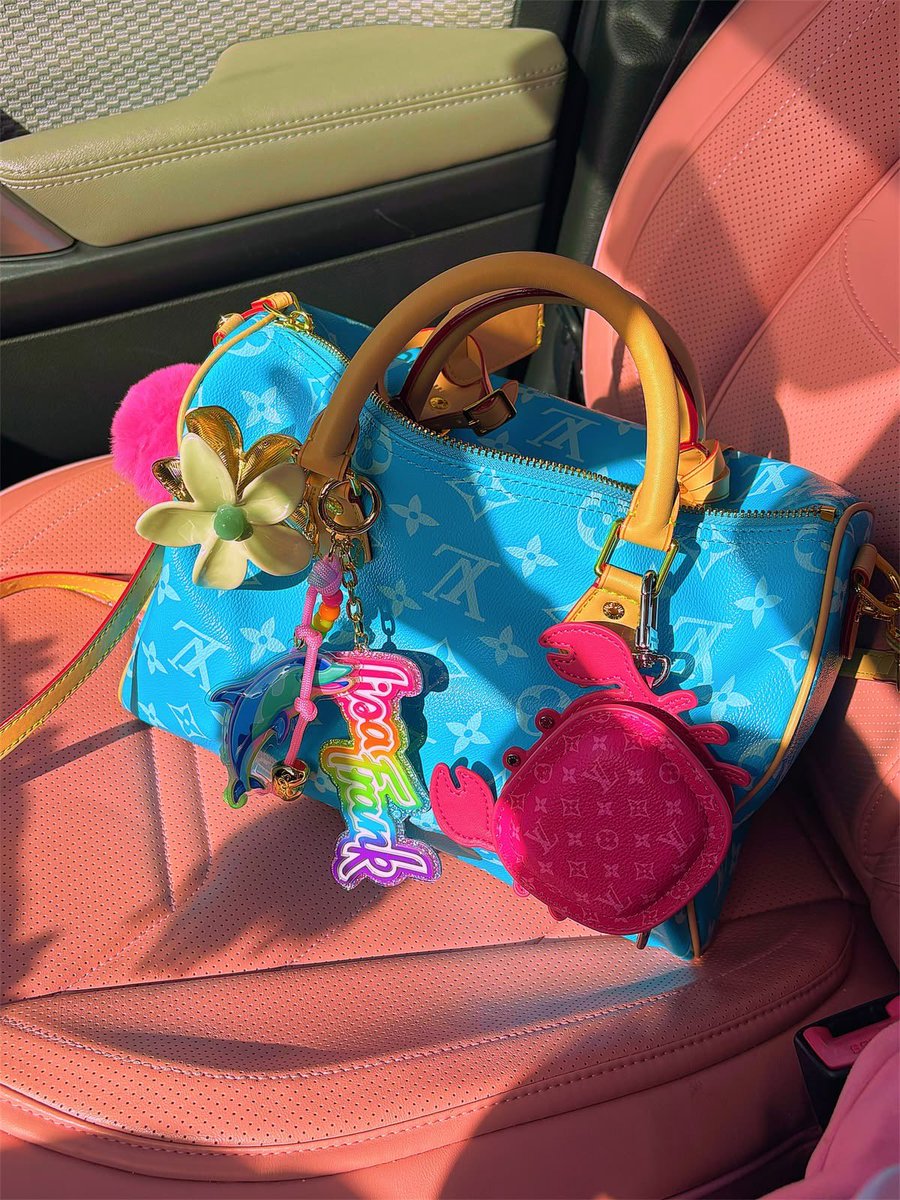 Elenalune_'s tweet photo. road trip essentials>> https://t.co/wbxd66Watf