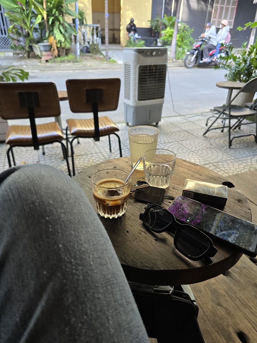 travistuan's tweet photo. #GoodMorning Hôm nay khởi đầu ngày mới bằng ly cà phê 70% Robusta + 30% Arabica. ly cà phê sẽ có vị chua nhẹ và ít đắng gắt hơn 100% Robusta.
Chúc mọi người sắp xếp một ngày làm việc thật hiệu quả để sớm về nhà đón lễ cùng gia đình.
Sáng nay mọi người uống cà phê loại gì để lại chia sẻ ở dưới với mình đi 👇
#CoffeeTimes #MorningVibes