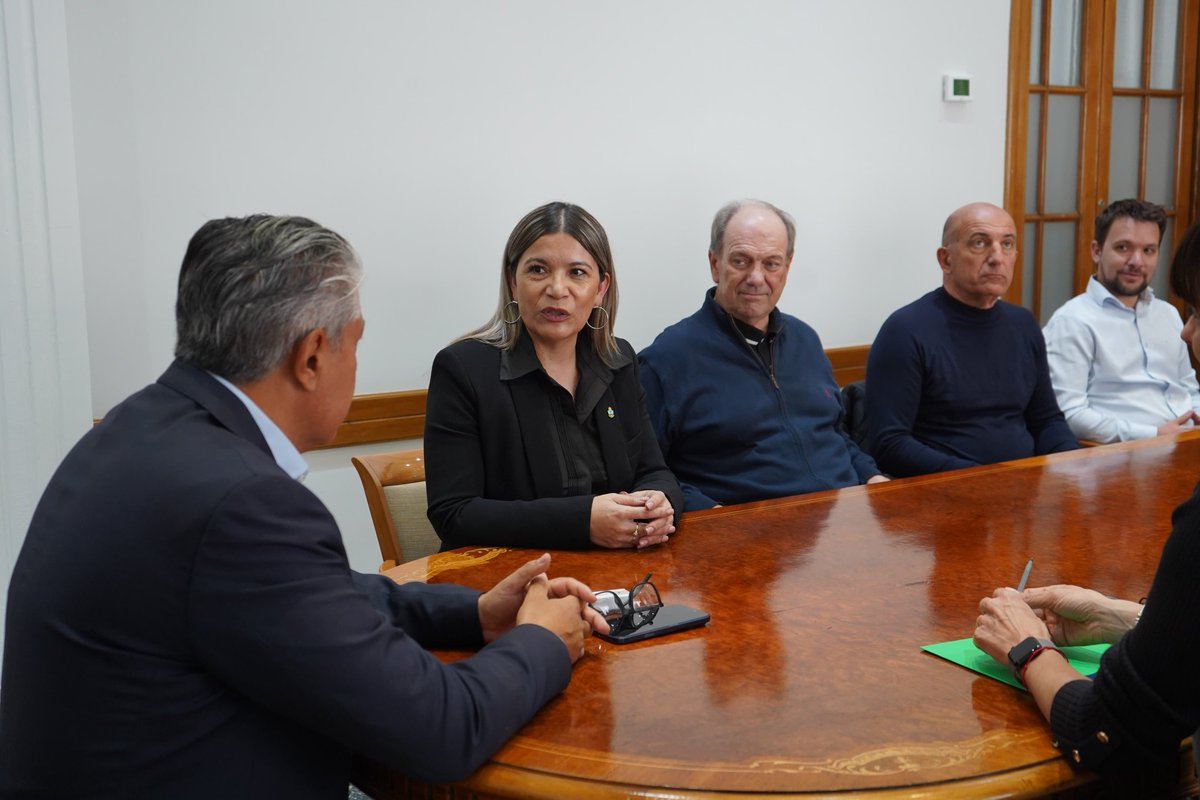 Rolo_Figueroa's tweet photo. EL CAMBIO SE MANIFIESTA EN OBRAS HISTÓRICAS

Adjudicamos la construcción del Puente Carranza sobre la Ruta 5 y la pasarela de Cuyín Manzano. Son dos obras muy esperadas por los vecinos de cada localidad.

Se trata de obras fundamentales y largamente demandadas: más de 40 años de espera en Rincón de los Sauces y más de 30 en Cuyín Manzano. Hoy avanzamos con infraestructura que conecta comunidades, respeta el ambiente y ordena el desarrollo para distribuir oportunidades de manera territorial.