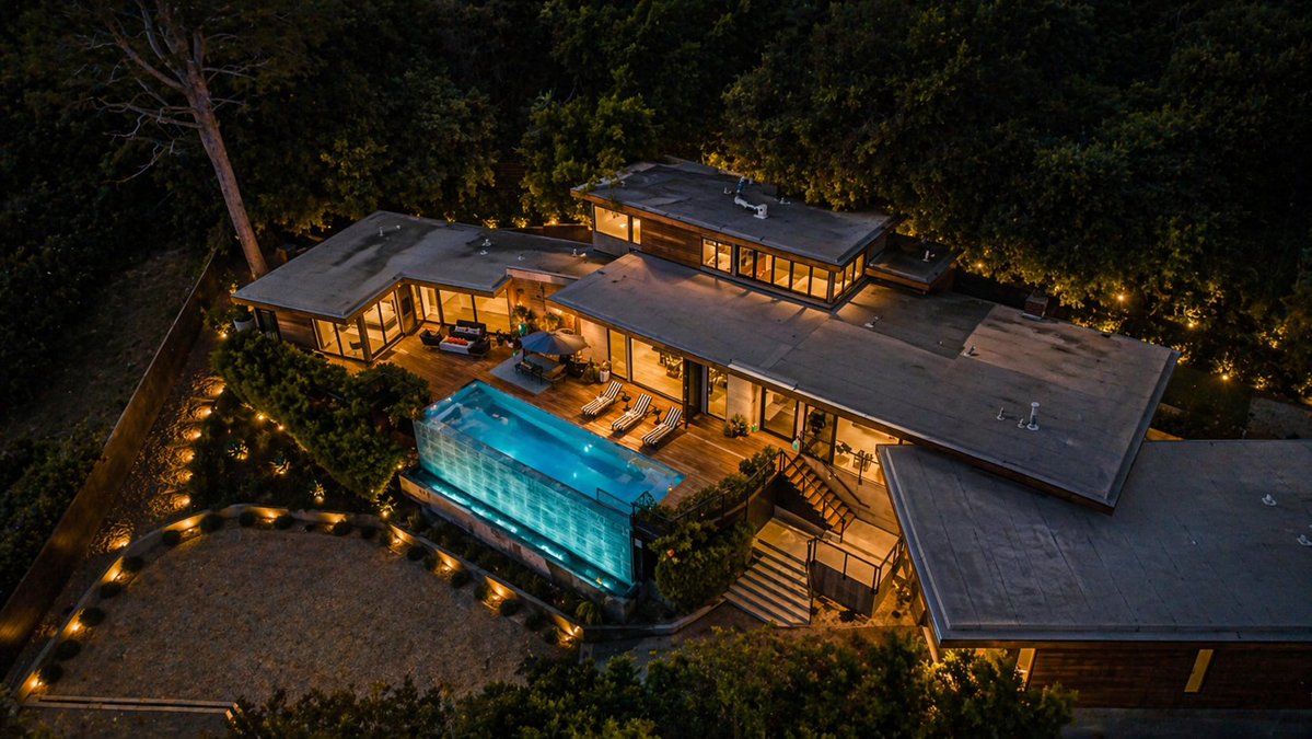 A new opinion article on E-Estate has been published by Finbold:

“E-Estate is helping shape the next phase of tokenized real estate”

Authored by Martin McLean, Strategic Partner at E-Estate, the article examines the evolution of tokenized real estate as the sector moves toward