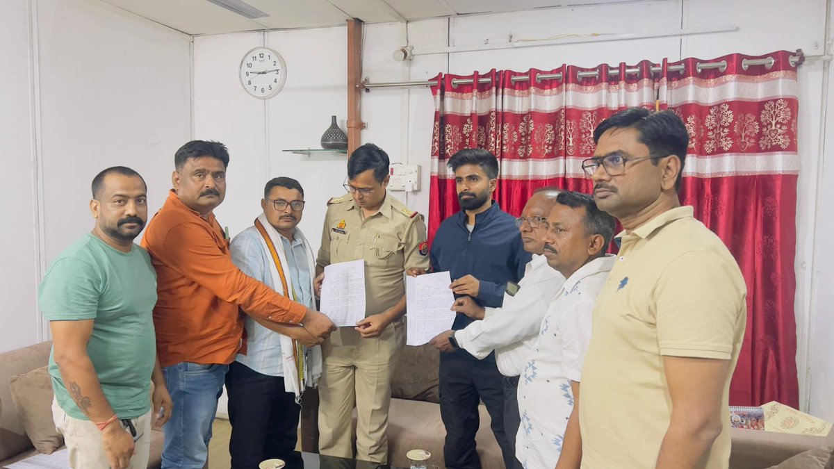 srichandbranwal's tweet photo. @maharajganjpol @AdgGkr @diggorakhpur @DmMaharajganj @CMOfficeUP फिर सौनली कोतवाल यह ज्ञापन कैसे ले लिए।जिसमें लिखा है नेपाल पुलिस उठा ले गयी। उसी दिन नेपाल पुलिस प्रेस विज्ञप्ति जारी करती हैं कि नेपाल में है व्यक्ति।अगले दिन कोतवाली में माँ को सुपर्द किया जाता है।
यह बॉर्डर पर के कैमरे में जाच का विषय हैं। https://t.co/rjZxrnhfln