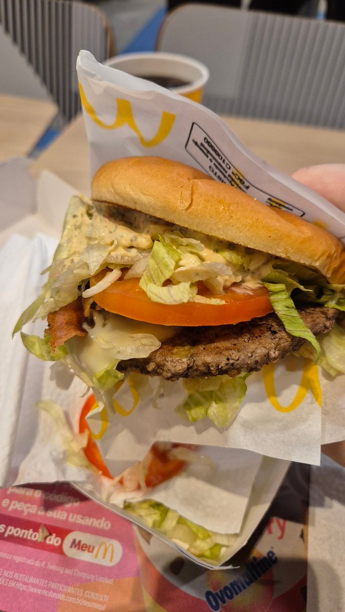 O <a href="/McDonalds_BR/">Méqui</a> tá levando os hambúrgueres da copa tão a sério que pedi um McArgentina e ele veio totalmente quebrado e faltando carne.
