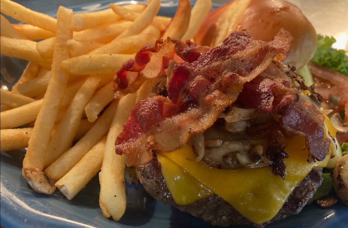 TCsReferee's tweet image. Chicken? Burger? Chicken? Burger? 

Any which way you choose, you won’t go wrong at TC’s Referee.

TOP NOTCH TUE SOUPS (4.28.26):
Corn Chowder ~ Grilled Cheese Tomato 

#EatLocal