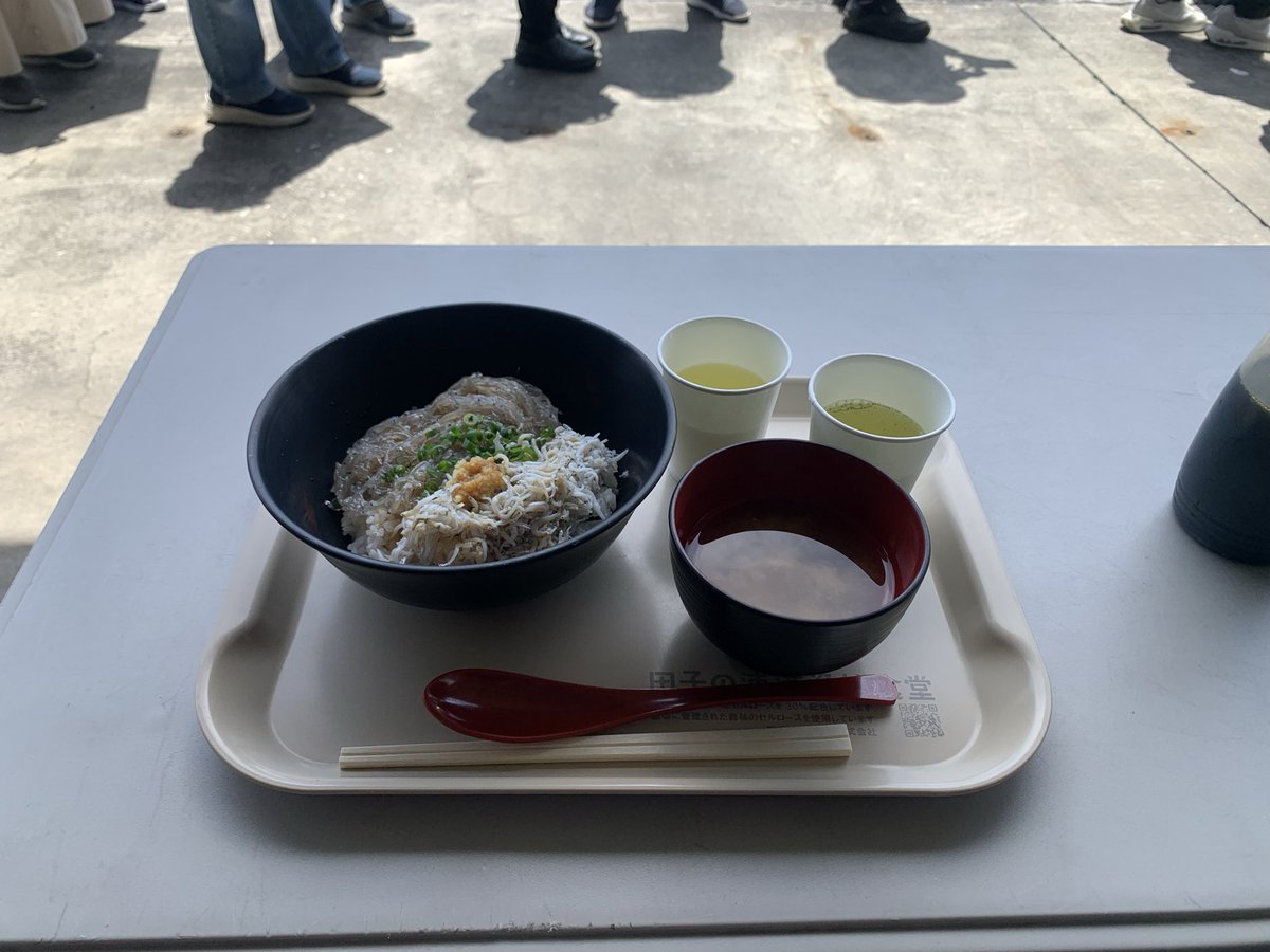 kenkusatti's tweet photo. 生しらす丼最高😆
#田子の浦漁協食堂
#クロスバイク
#富士 https://t.co/XsY6ADaBF9