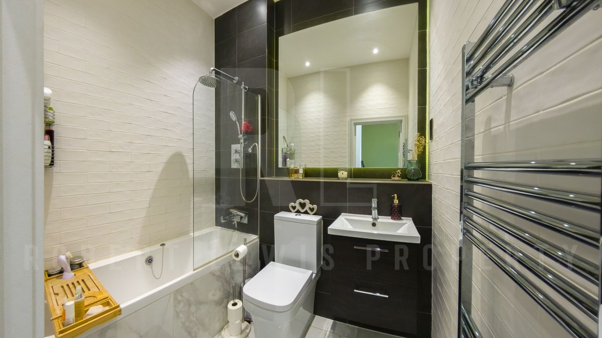 robertlewisprop's tweet image. Modern 1-bed in North Finchley! 🏙️ Chain-free, 2.5m windows, underfloor heating &amp;amp; wood floors. Near Woodside Park station. Ideal for first-time buyers or investors. £325,000. DM to view! #NorthFinchley #LondonProperty #NewListing