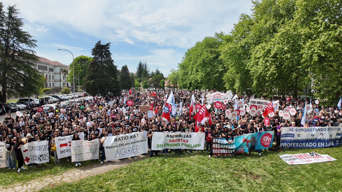 galizaCIG's tweet photo. ✊Profesorado farto de propaganda toma Compostela na sexta xornada de folga no ensino público
 📢Mais de 5.000 persoas marchan para reclamar melloras laborais, recuperar dereitos e rexeitar as políticas educativas da Xunta
 ℹ️https://t.co/yYPr2gGvdS
#ProfesoradoEnLoita #FolgaDocente
@CIGEnsino