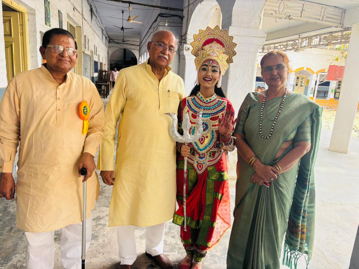 AmitAgarwalBJP's tweet image. आज मेरठ कैंट विधानसभा स्थित रघुनाथ इंटर कॉलेज में आयोजित उत्तीर्ण छात्राओं को पुरस्कार वितरण एवं सम्मान समारोह में मुख्य अतिथि के रूप में उपस्थित होकर सभी छात्राओं को पुरस्कार वितरण कर उनका सम्मान किया और उनके उज्ज्वल भविष्य की कामना की।

#Meerut #MeerutCantt