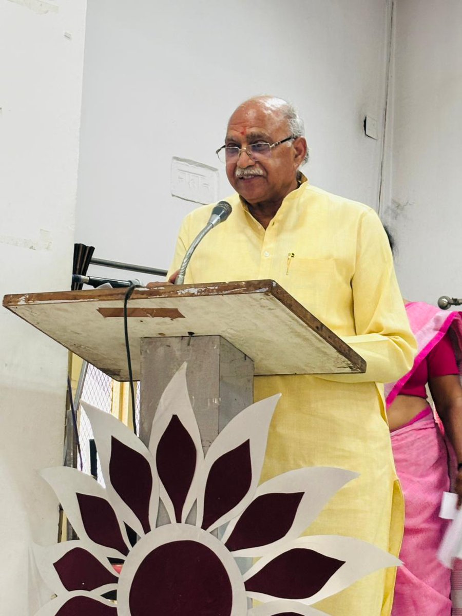 AmitAgarwalBJP's tweet image. आज मेरठ कैंट विधानसभा स्थित रघुनाथ इंटर कॉलेज में आयोजित उत्तीर्ण छात्राओं को पुरस्कार वितरण एवं सम्मान समारोह में मुख्य अतिथि के रूप में उपस्थित होकर सभी छात्राओं को पुरस्कार वितरण कर उनका सम्मान किया और उनके उज्ज्वल भविष्य की कामना की।

#Meerut #MeerutCantt