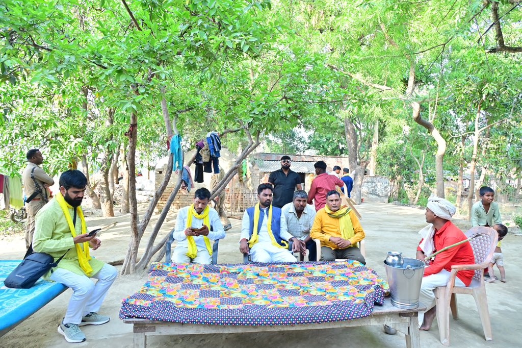 सुहेलदेव भारतीय समाज पार्टी के राष्ट्रीय मुख्य प्रवक्ता अरुण राजभर जी ने ग्राम लेदौरा (बलुवहवा), विधानसभा अतरौलिया, जनपद आजमगढ़ में श्री भरत निषाद जी के पिता जी के निधन पर उनके आवास पहुंचकर शोक संवेदना व्यक्त की।

इस दुःखद अवसर पर उन्होंने शोकाकुल परिजनों से भेंट कर उन्हें ढांढस