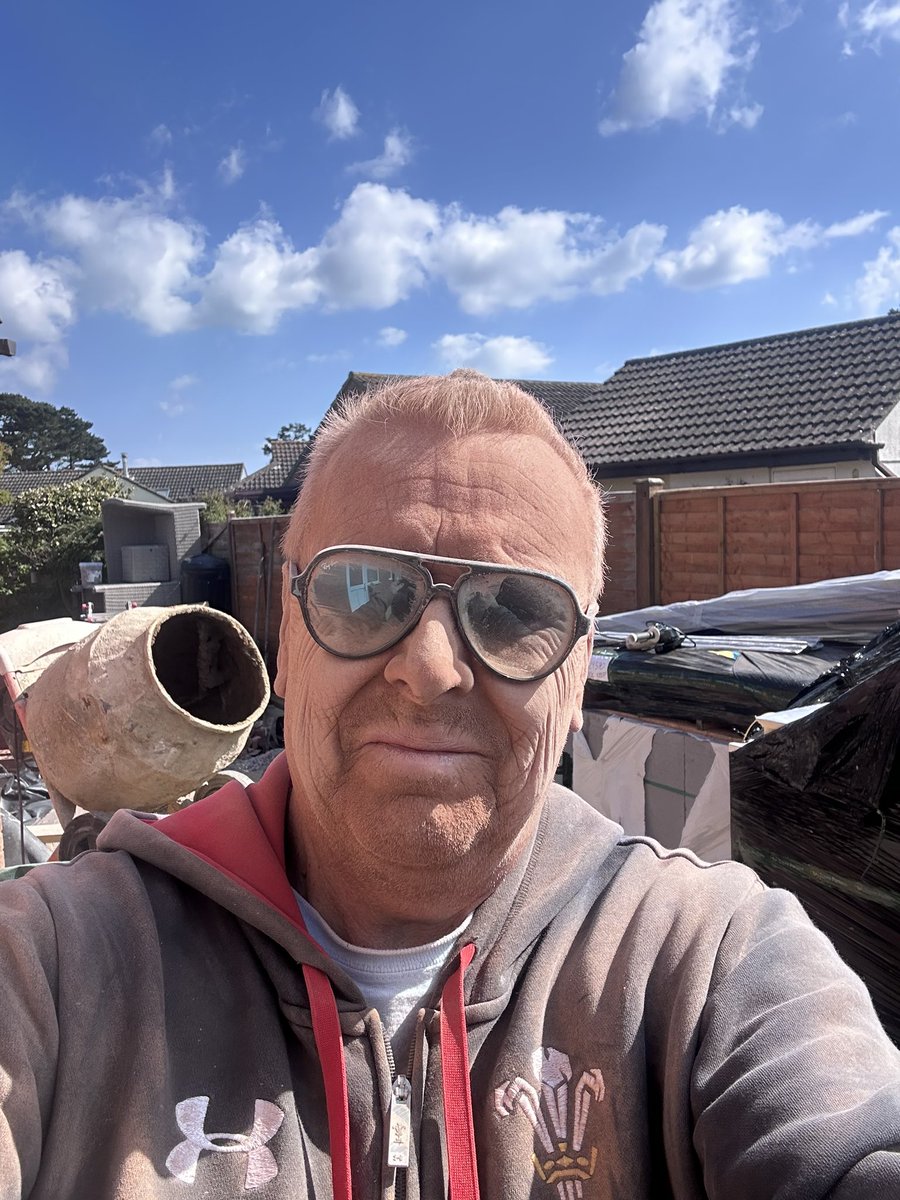 NickKeep_NKA's tweet image. Well, who knew? Bricklaying is definitely a dark art! I’ve been learning all day and still haven’t mastered it!
I’m quite good at cutting and mixing.
#Tuesday #Building #Brick #BrickLaying #EveryDaysASchoolDay