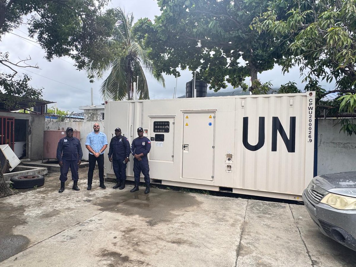 UNODC_MCP's tweet image. #Haïti 🇭🇹 | @UNODC_MCP dote les Garde‑côtes d’Haïti de moyens essentiels — générateur électrique, lits, matelas et équipements de soutien — pour améliorer les conditions de vie et de travail et renforcer l’opérationnel 🚤⚡
Soutien par @GAC_Corporate 🇨🇦