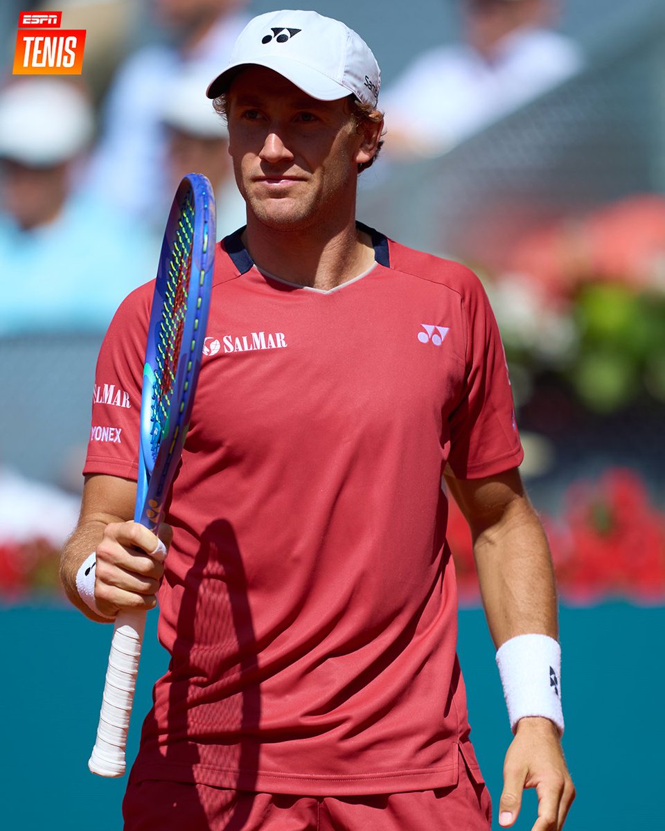 ESPNtenis's tweet image. CON LA SOLIDEZ DE UN CAMPEÓN 🔥💪

Después de tres horas de partido, Casper Ruud -defensor del título en #Madrid- se quedó con el boleto a los cuartos de final tras derrotar a Tsitsipas con un 6-7 (4), 7-6 (2) y 7-6 (3).

🔜 Espera al ganador de Cerúndolo vs. Blockx.