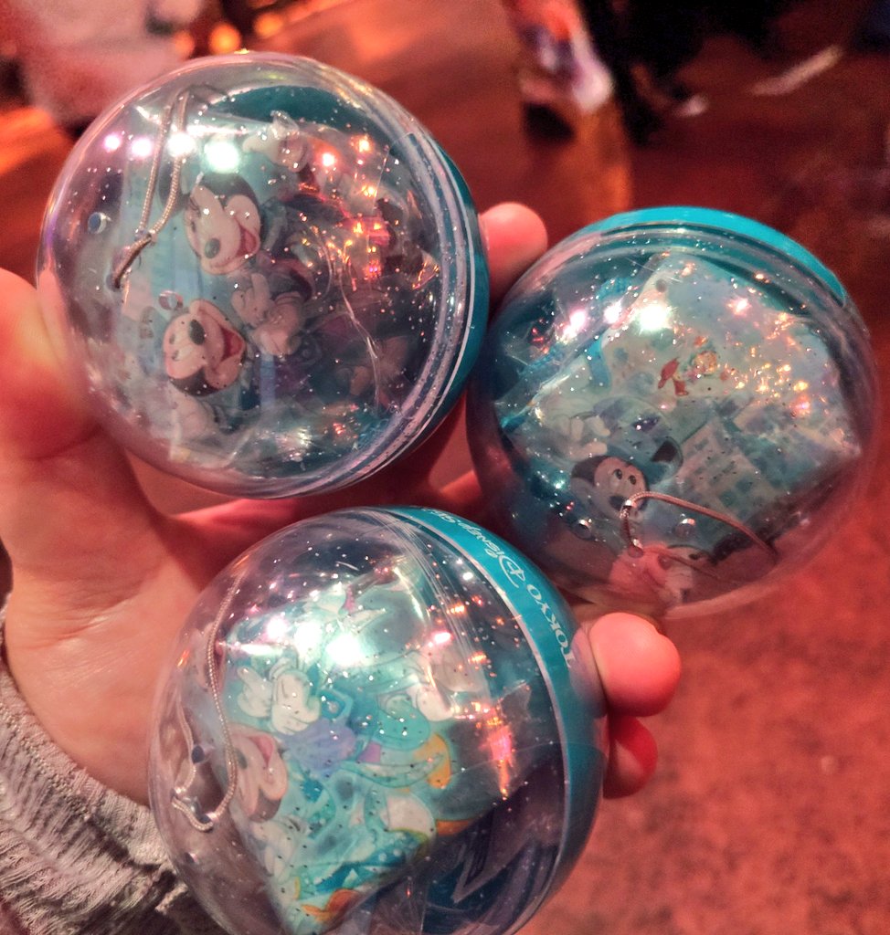 sss8231026's tweet photo. 久々にインパしてスパークリングジュビリーTDS25周年行ってきた🌊
今回の目的はほしいグッズをGetするため☝️✨
まずはカプセルトイ！ 
インパしてすぐスタンバイパス取れて3回 回した結果、3つとも25周年😭
確かに1番欲しいのは25周年のだったけど、3つともって😢

#ディズニーシー25周年 https://t.co/dJ9crrel6d
