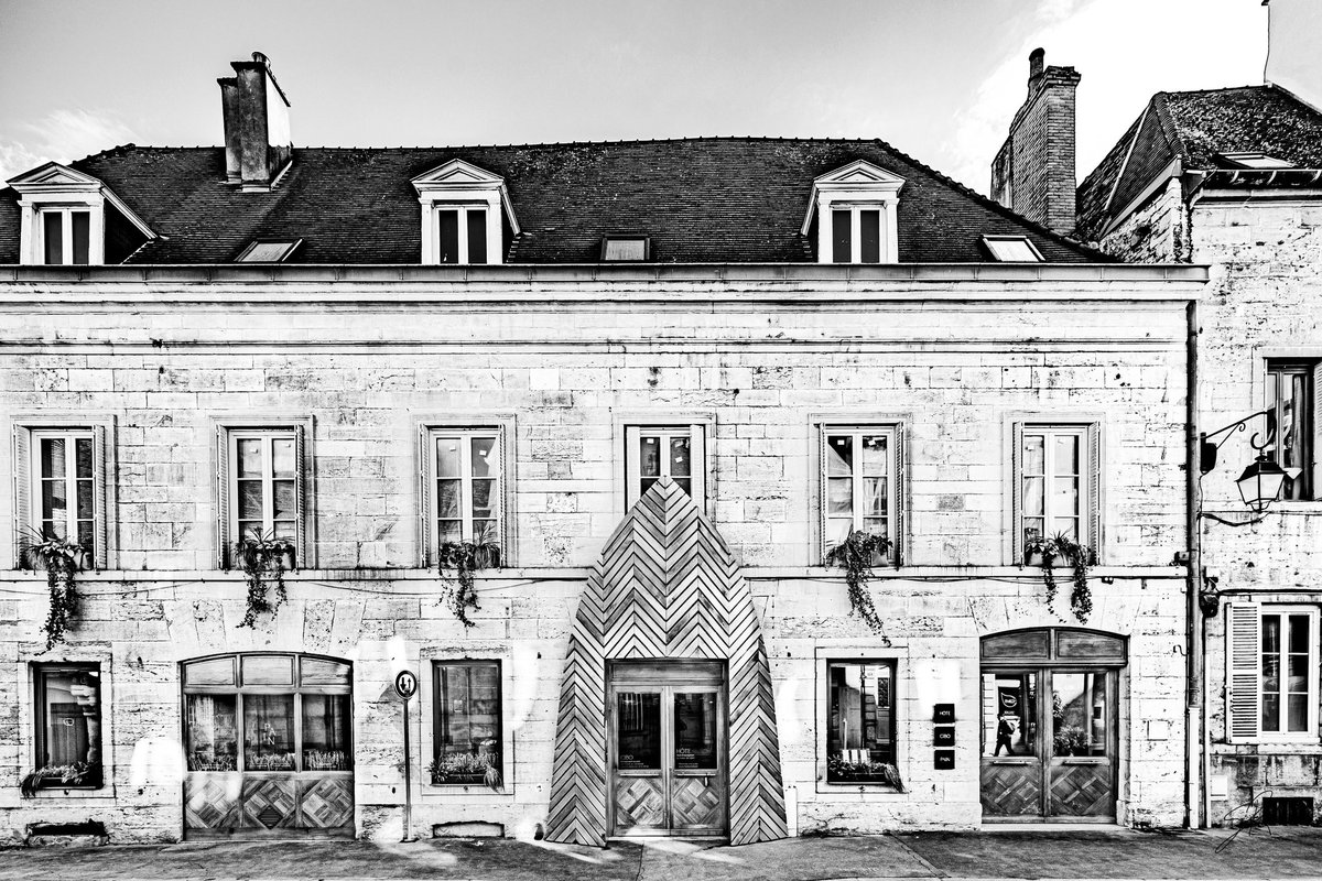 KyonyxPhoto's tweet image. Dijon en façades "Photo Croquée" — L'Art de l'Entrée

Quand le design contemporain vient bousculer la pierre séculaire. 
J'ai été fasciné par la façade du restaurant Cibo. 
----
photocroquee.fr
----
#dijon #cibodijon #dijonmaville #dijonmabelle