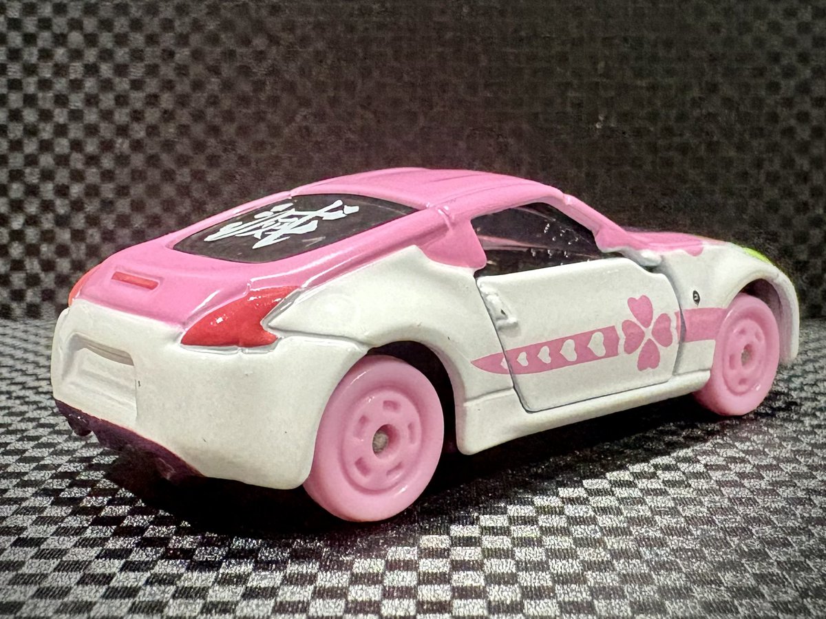 2022Kyo's tweet image. NISSAN FAIRLADY Z
トミカ　鬼滅の刃　vol.3の甘露寺蜜璃
しっかりとオマージュされてる
#トミカ
#tomica
#nissan