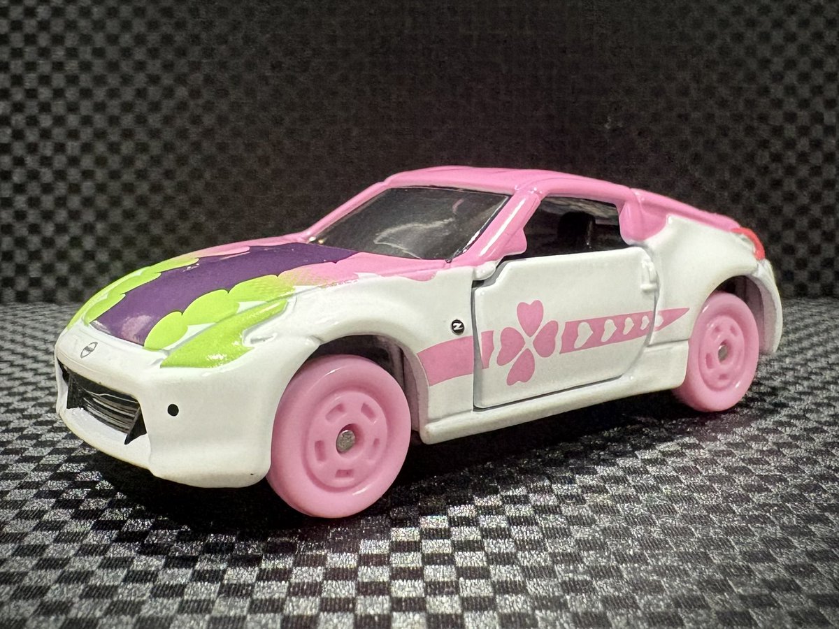 2022Kyo's tweet image. NISSAN FAIRLADY Z
トミカ　鬼滅の刃　vol.3の甘露寺蜜璃
しっかりとオマージュされてる
#トミカ
#tomica
#nissan