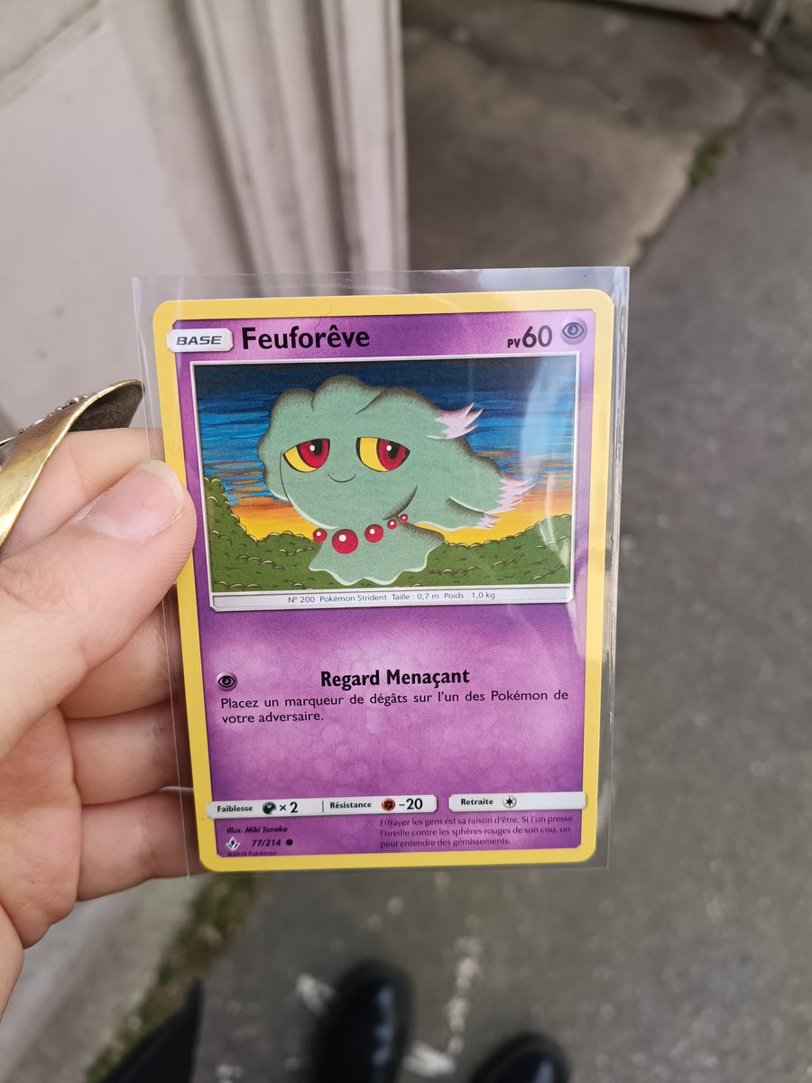 jss allée en boutique tcg à la recherche de nouvelles cartes j'ai juste trouvé ce mec le maître pokemonier me l'a offerte