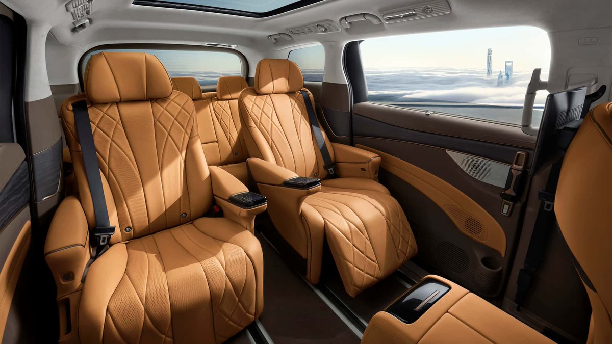 Auto_Revving's tweet image. The Denza D9 is a luxury 7-seater MPV (minivan) from BYD’s offering both fully electric (#BEV) and plug-in hybrid (#DMi) powertrains.

#BYD #Denza #DenzaD9 #Newcars #EV