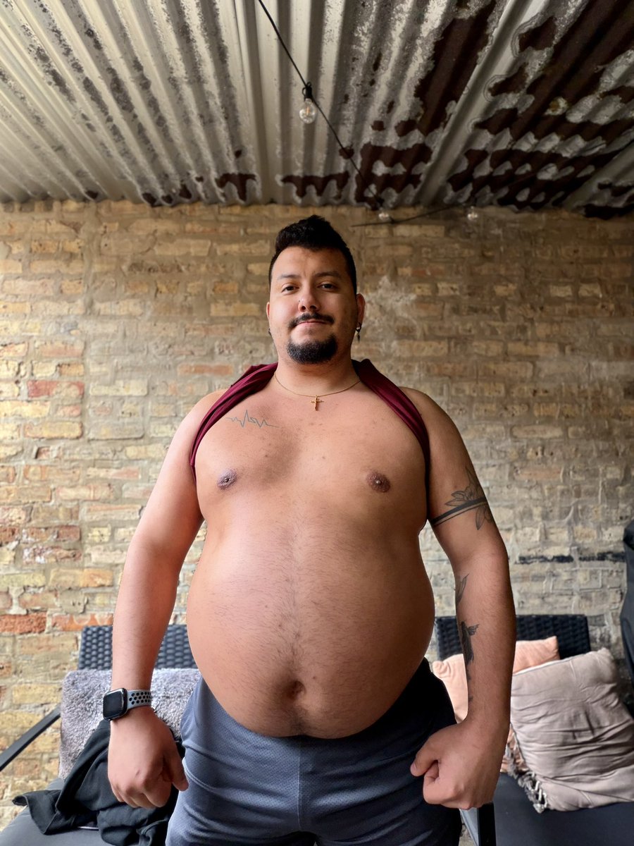 dannyismia's tweet photo. Currently at my heaviest 💪🏽 feeling so big and wide and hungry for more! #TummyTuesday https://t.co/JnMt2uzFub
