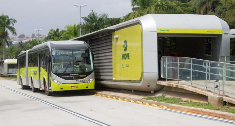 matheuscarvalhx's tweet photo. Nosso BRT vs. o de outras cidades. Ibaneis e Celina pensam que Brasília merece menos pois se contenta com menos. https://t.co/bKqlCnex4U